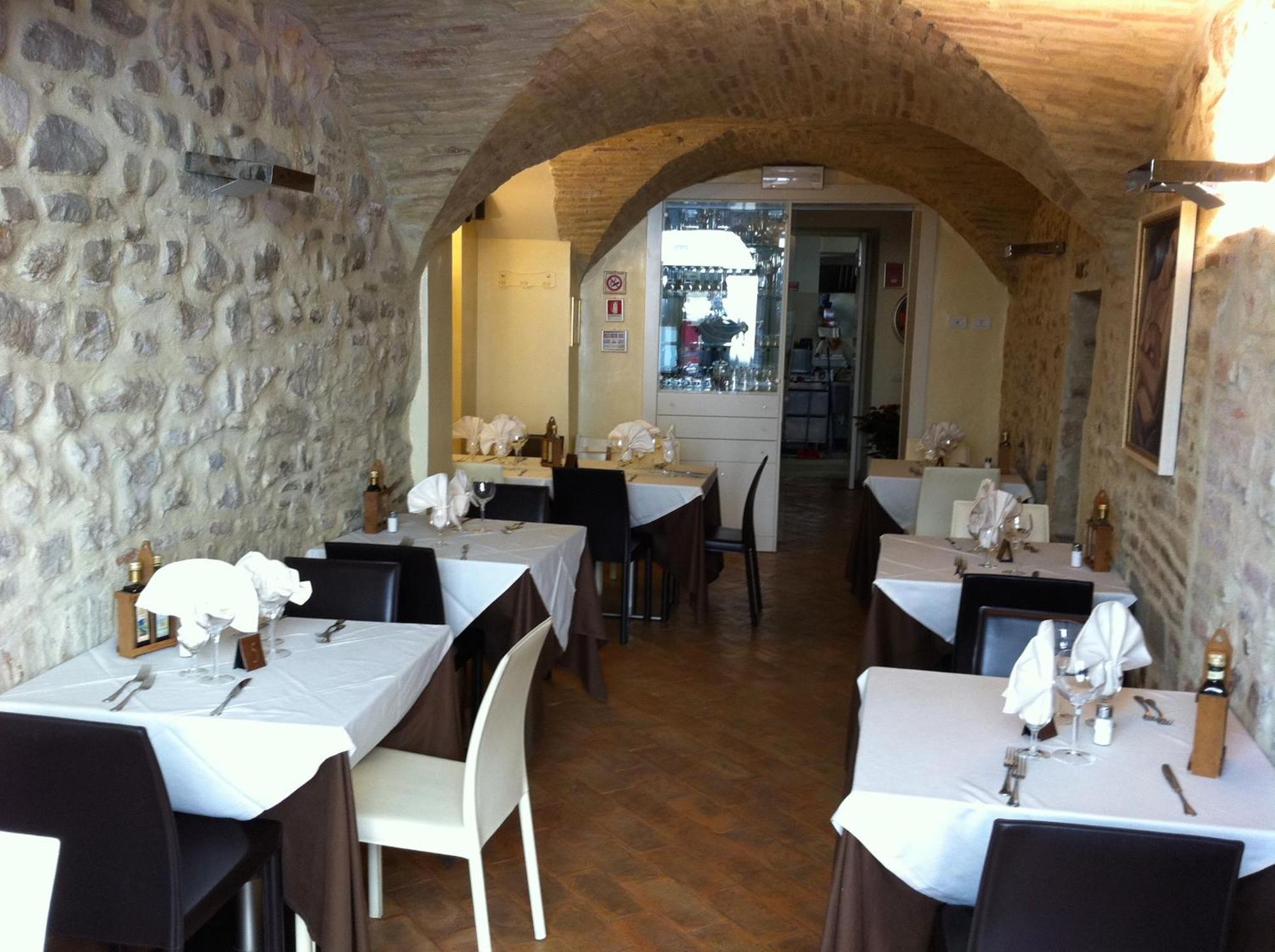 Oro Rosso Hotel Ristorante Монтефалько Экстерьер фото